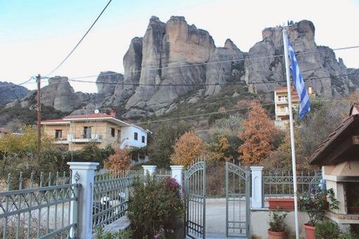 In The Shadow Of Meteora Apartamento Kalabáka Exterior foto
